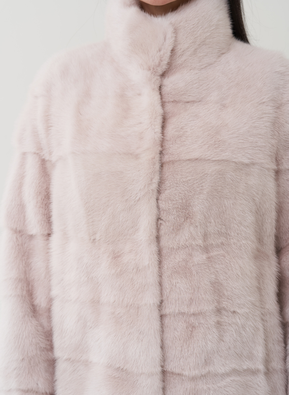 Шуба из меха норки бежевого цвета