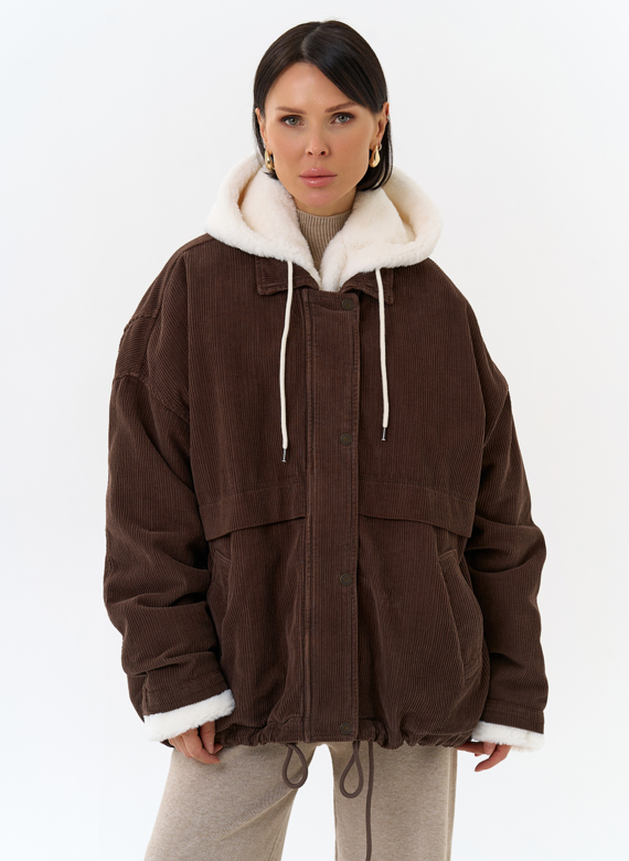 Женская утепленная куртка с отделкой из эко меха