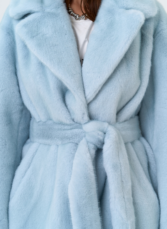 Женская шуба из эко меха в голубом цвете