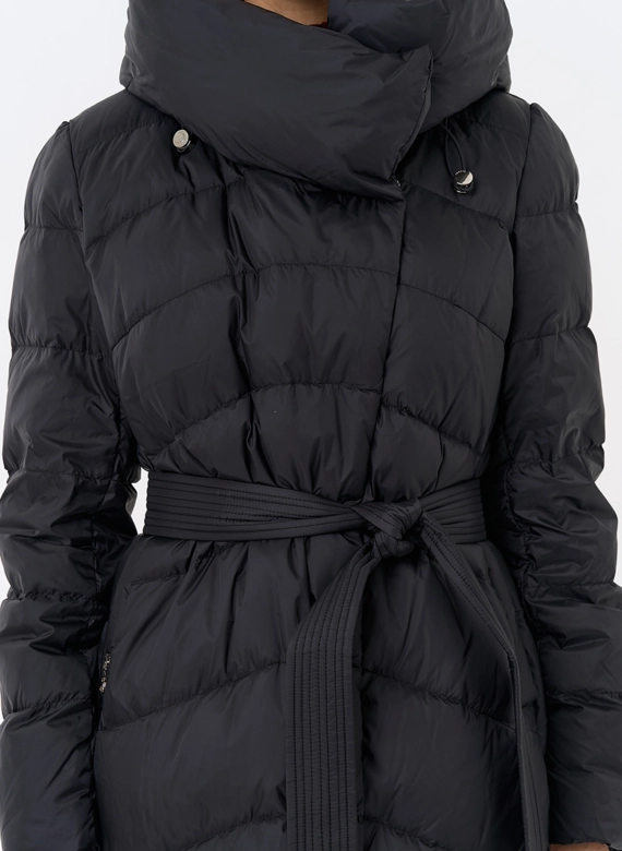 Женский длинный пуховик черного цвета с капюшоном