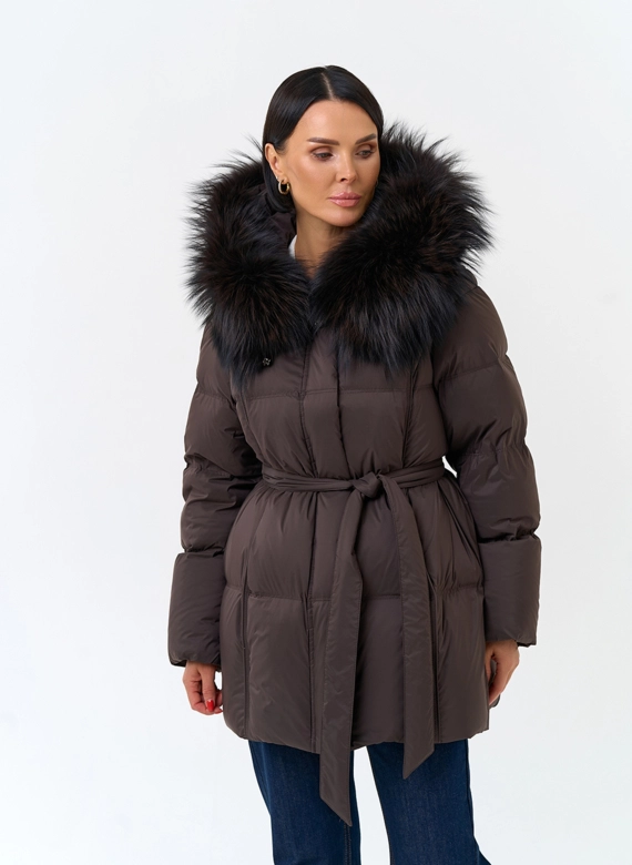 Женский пуховик с мехом енота на капюшоне фото