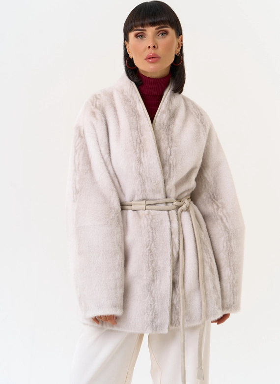 Светлая шуба из эко меха