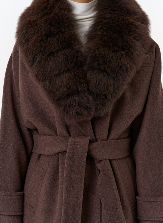 Женское утепленное пальто с отделкой из меха песца