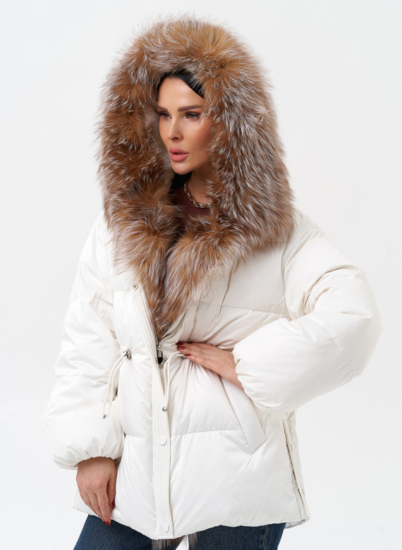 Женский пуховик с отделкой из меха лисы