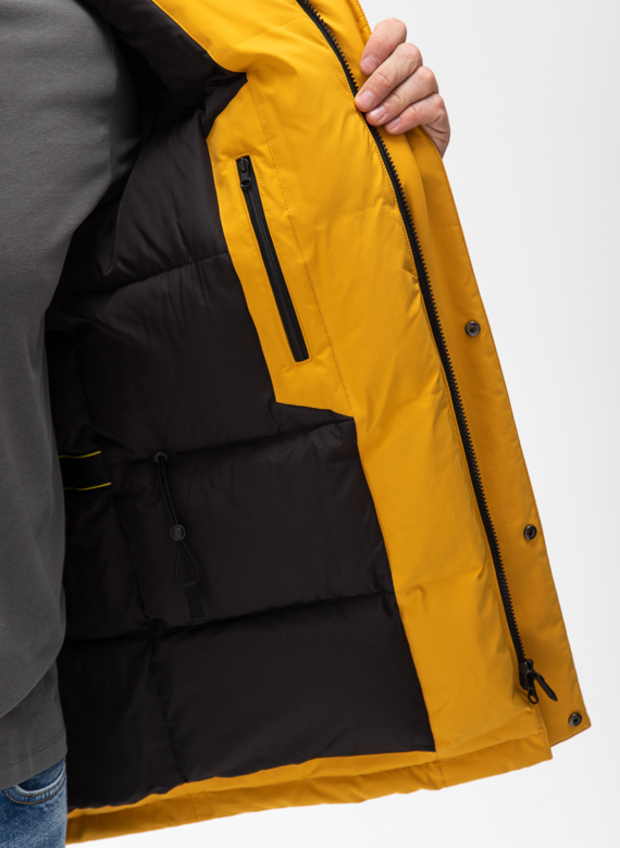 Мужской пуховик с капюшоном из меха енота