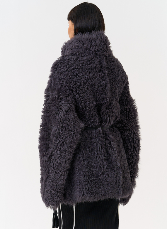 Женская двухсторонняя дубленка с декоративным поясом