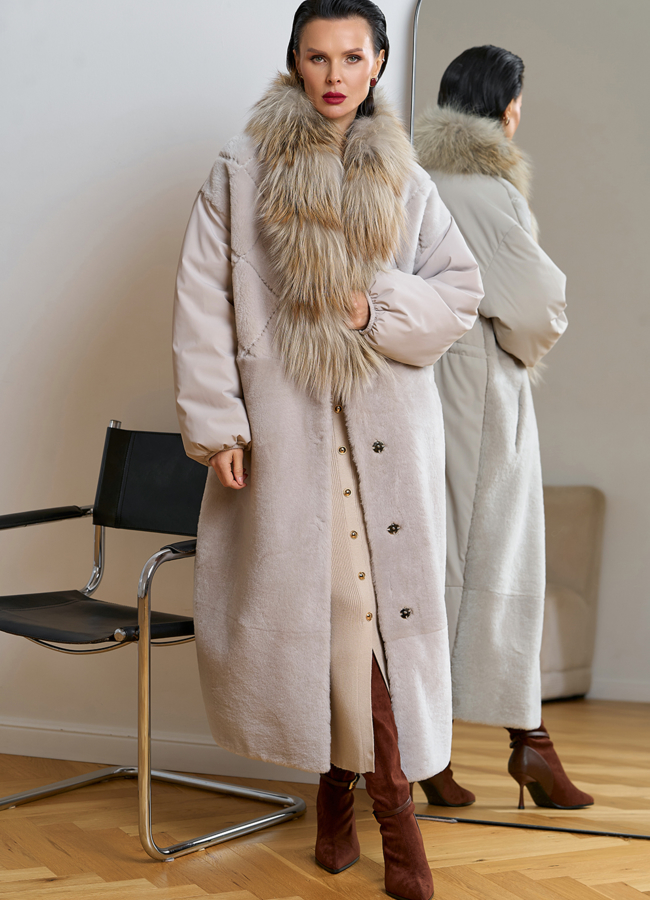 фото Комбинированное женское зимнее пальто с воротником из меха лисы модель № 31405