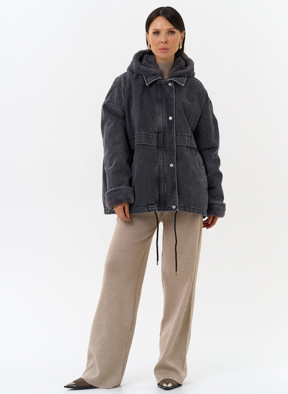 Женская утепленная джинсовая куртка с отделкой из эко меха