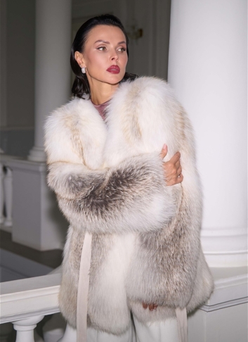 Светлая шуба из меха лисы с поясом Светлая шуба из меха лисы с поясом