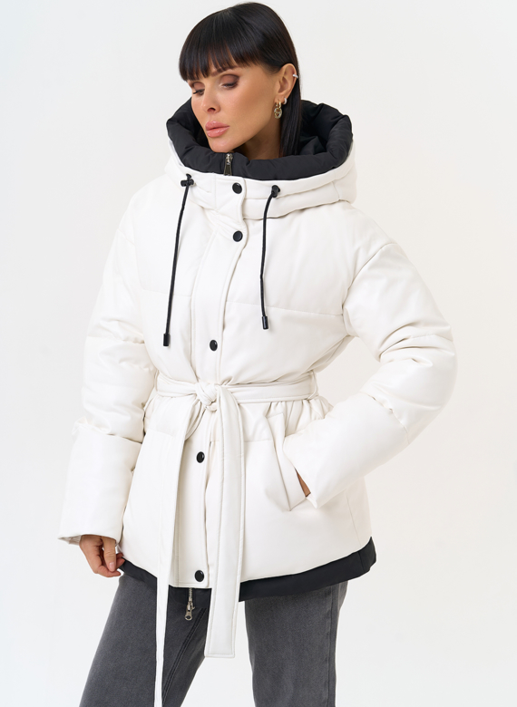 Белый пуховик из эко кожи с поясом