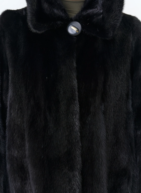 Шуба из норки с капюшоном черного цвета