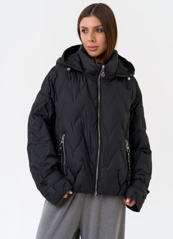 Женская куртка с капюшоном в черном цвете